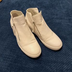 Steve Madden Caliber White size 10M shoes.